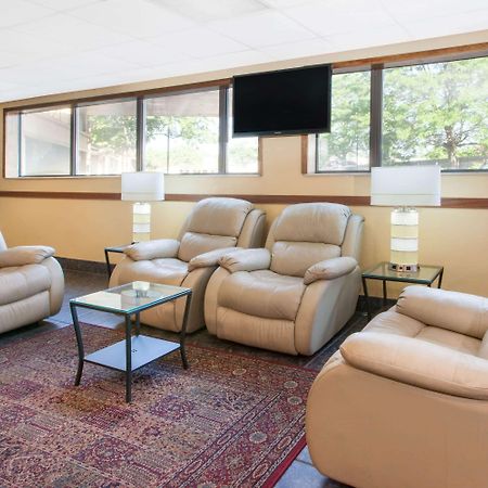 Days Inn & Suites By Wyndham Madison Heights Mi Екстериор снимка