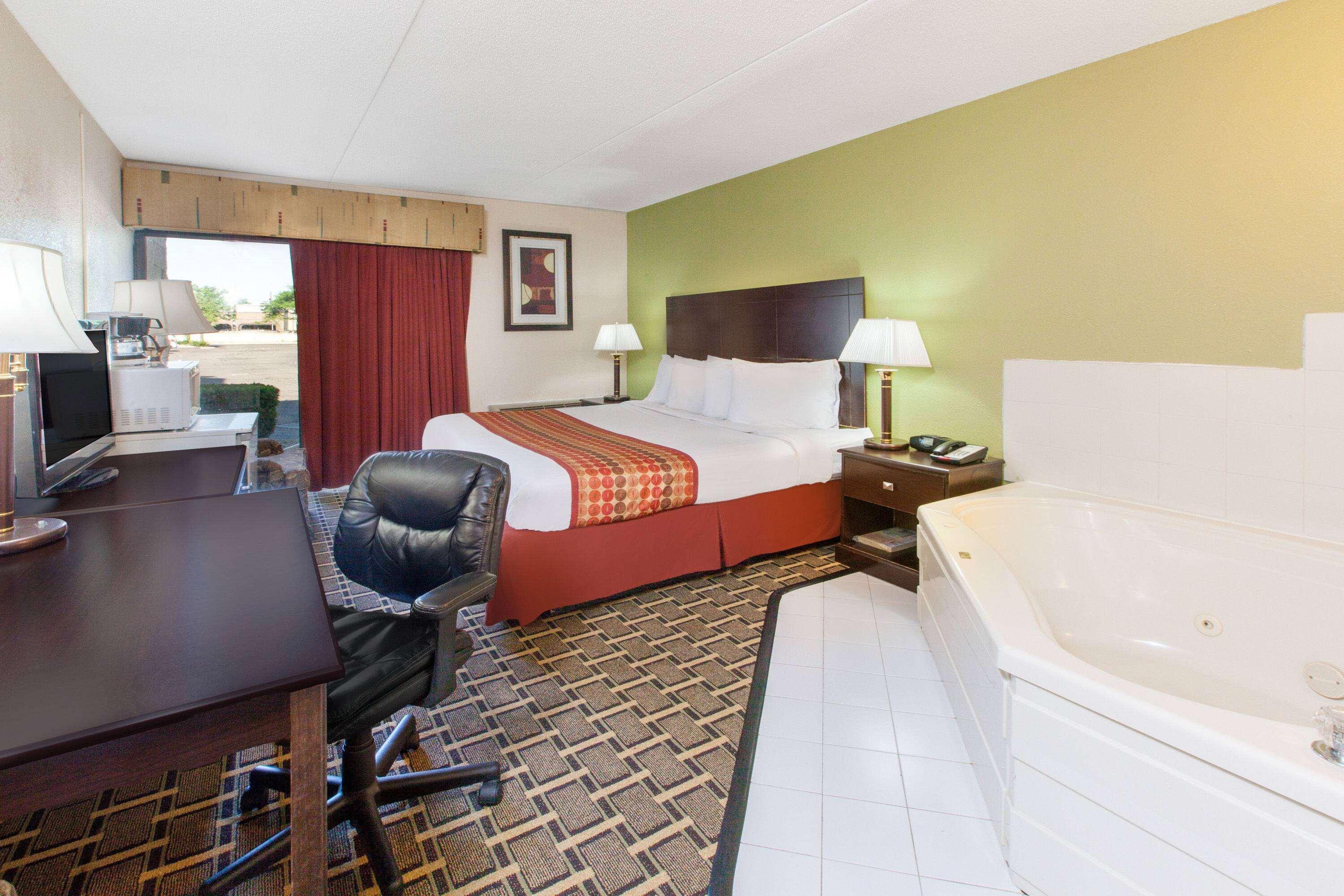 Days Inn & Suites By Wyndham Madison Heights Mi Екстериор снимка