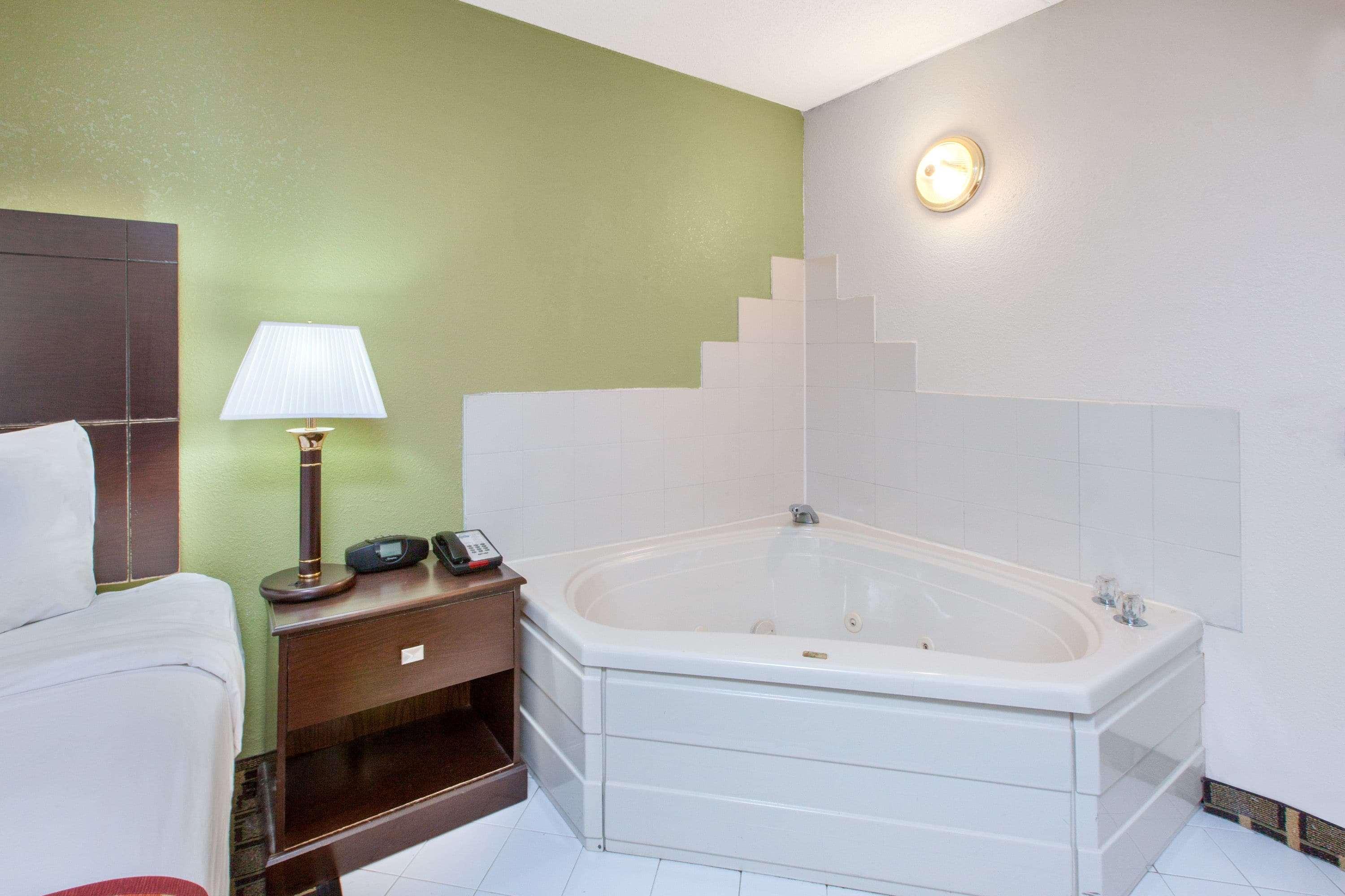 Days Inn & Suites By Wyndham Madison Heights Mi Екстериор снимка