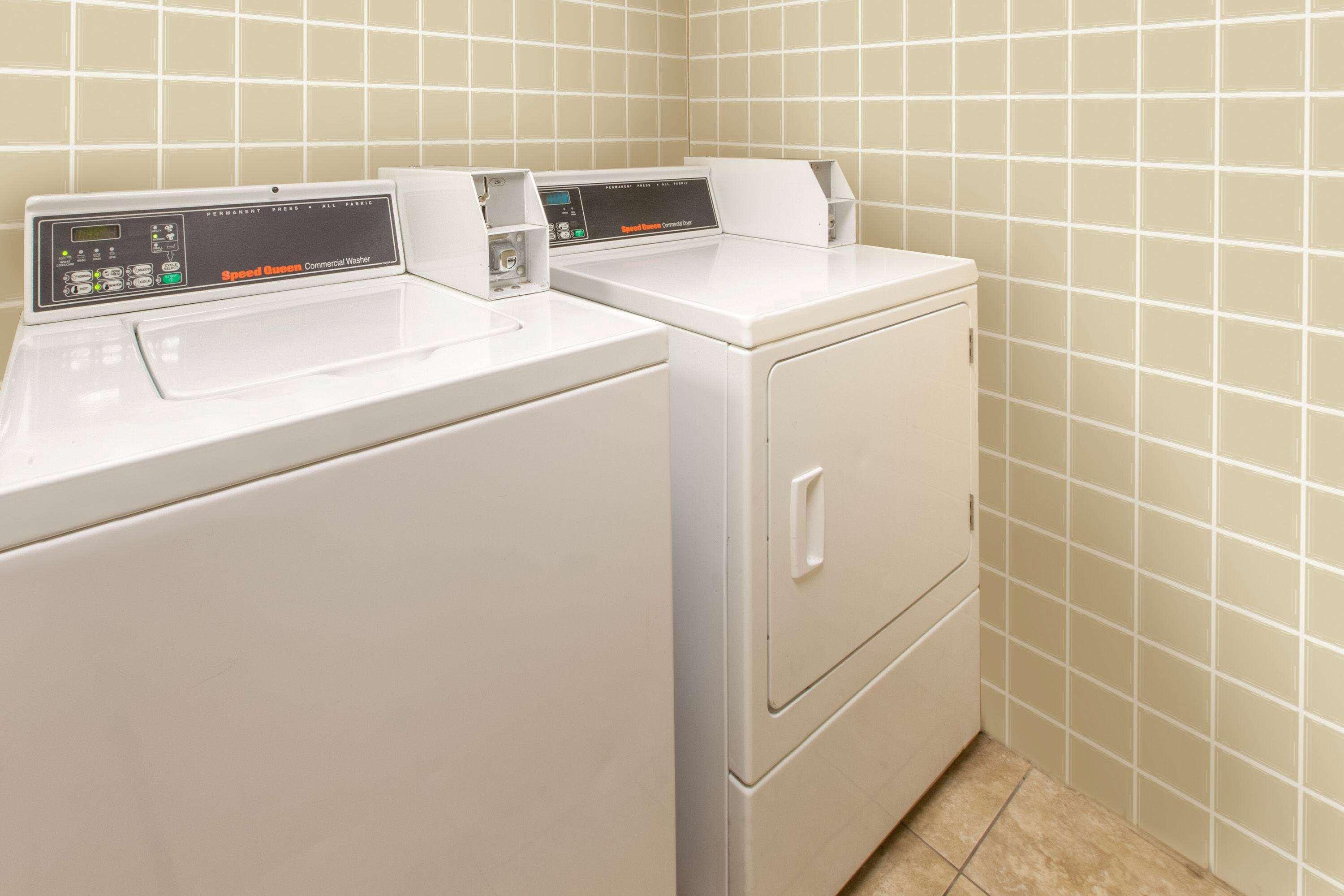Days Inn & Suites By Wyndham Madison Heights Mi Екстериор снимка