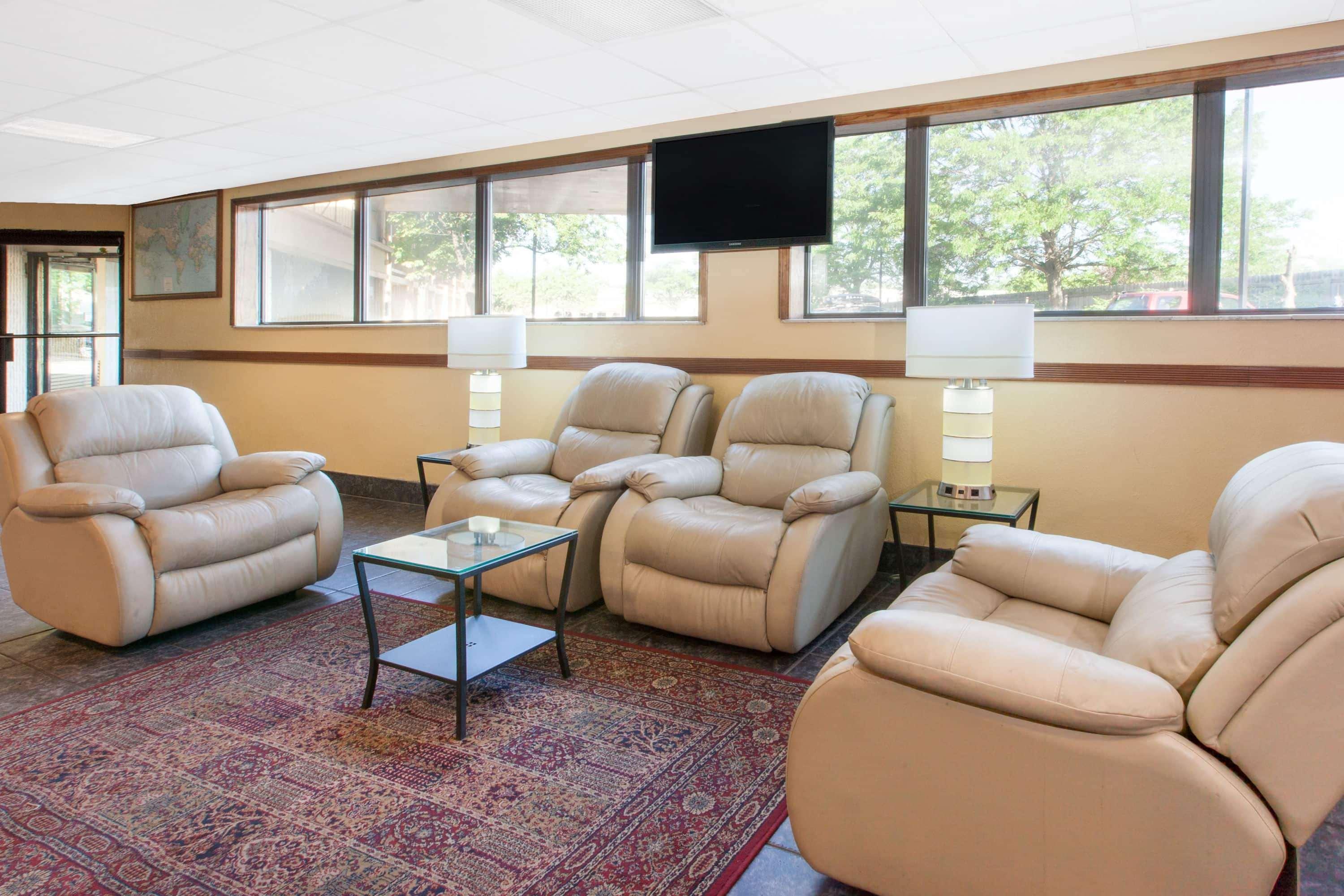 Days Inn & Suites By Wyndham Madison Heights Mi Екстериор снимка