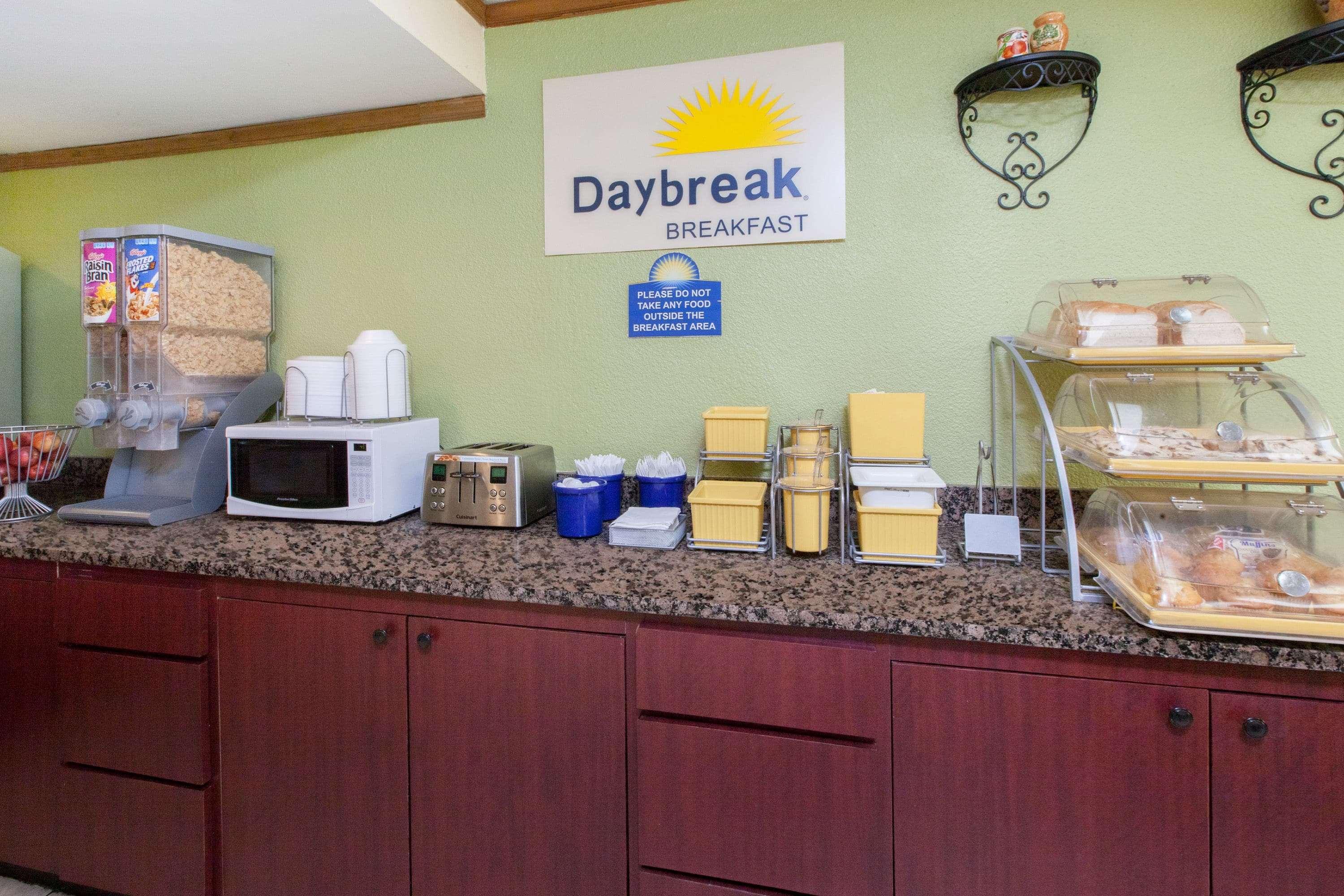 Days Inn & Suites By Wyndham Madison Heights Mi Екстериор снимка