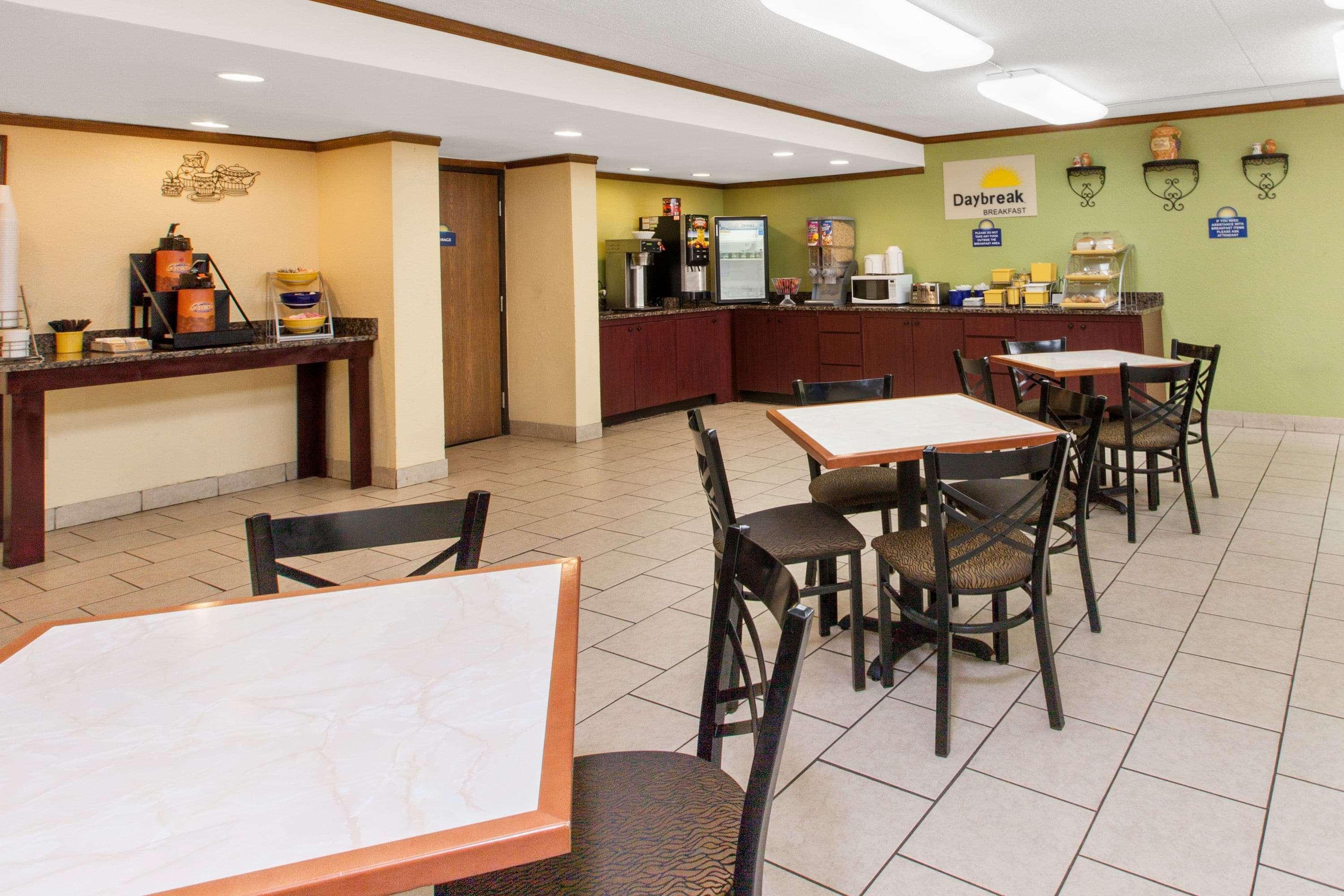 Days Inn & Suites By Wyndham Madison Heights Mi Екстериор снимка