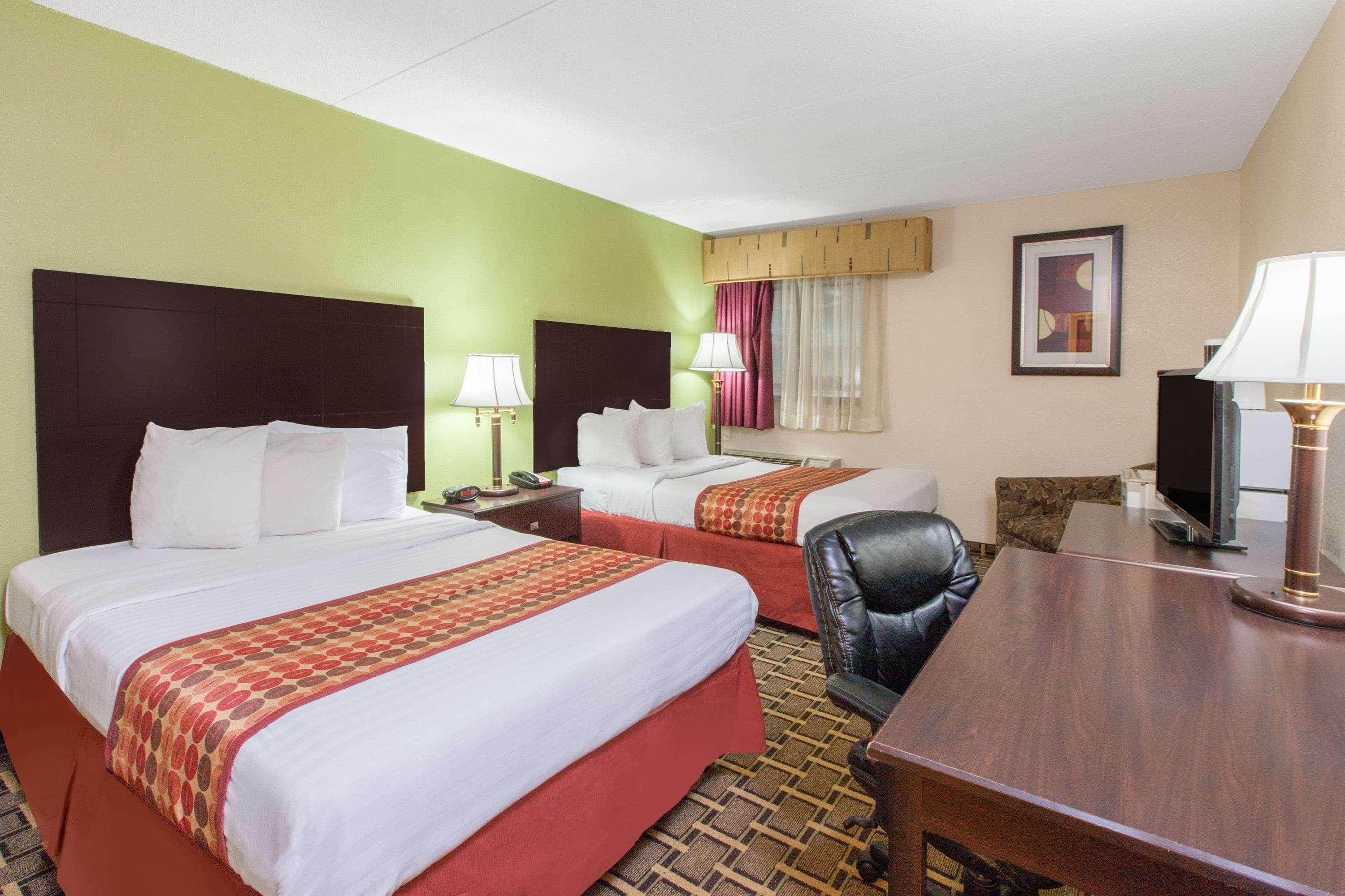 Days Inn & Suites By Wyndham Madison Heights Mi Екстериор снимка