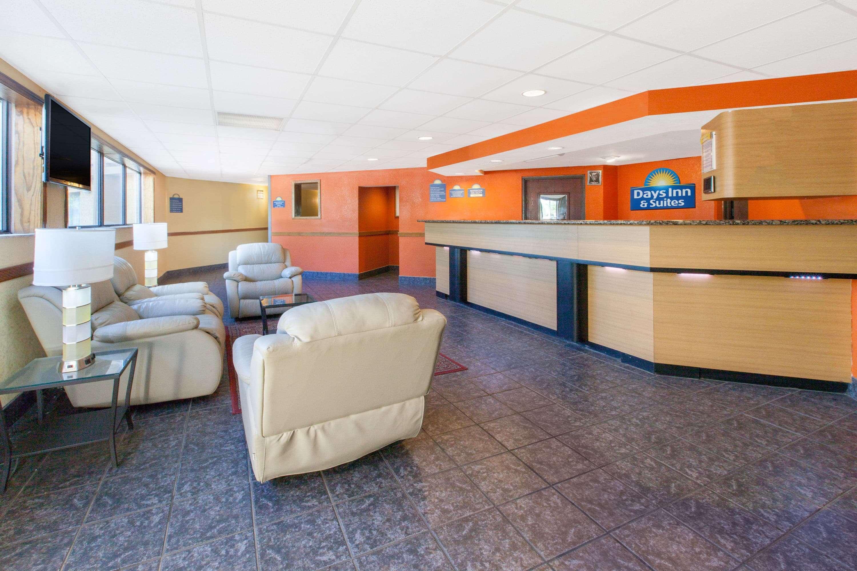Days Inn & Suites By Wyndham Madison Heights Mi Екстериор снимка