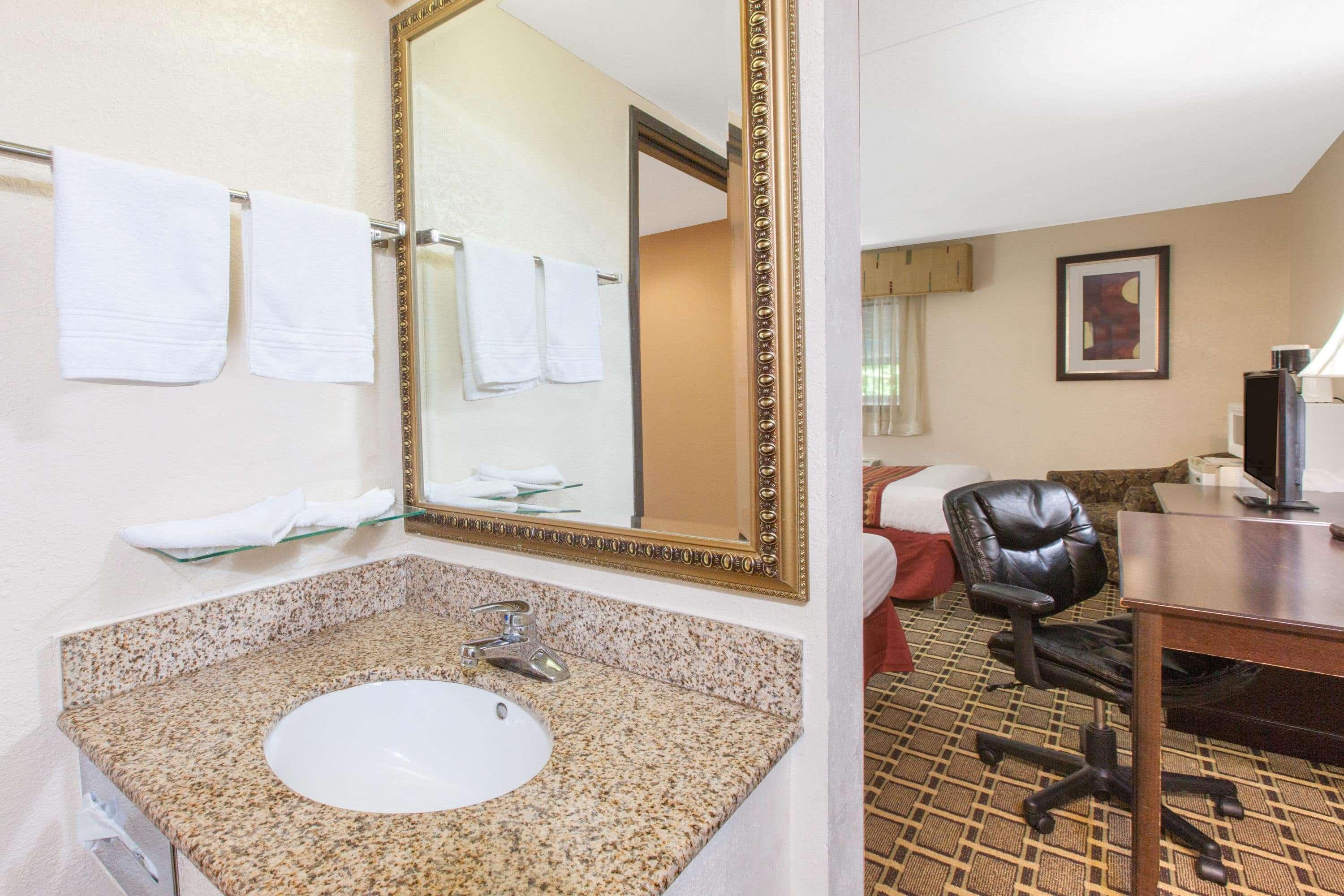 Days Inn & Suites By Wyndham Madison Heights Mi Екстериор снимка