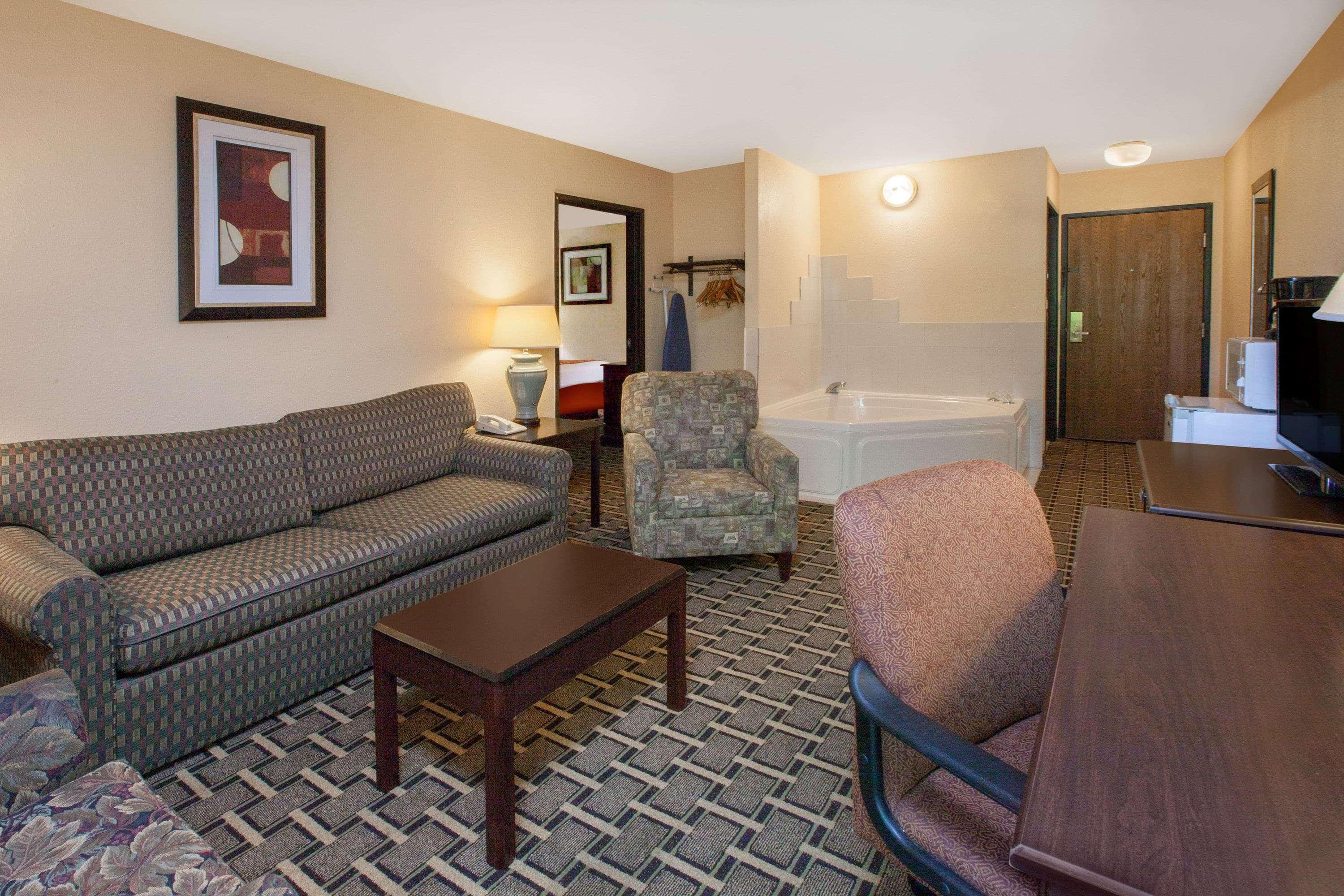 Days Inn & Suites By Wyndham Madison Heights Mi Екстериор снимка