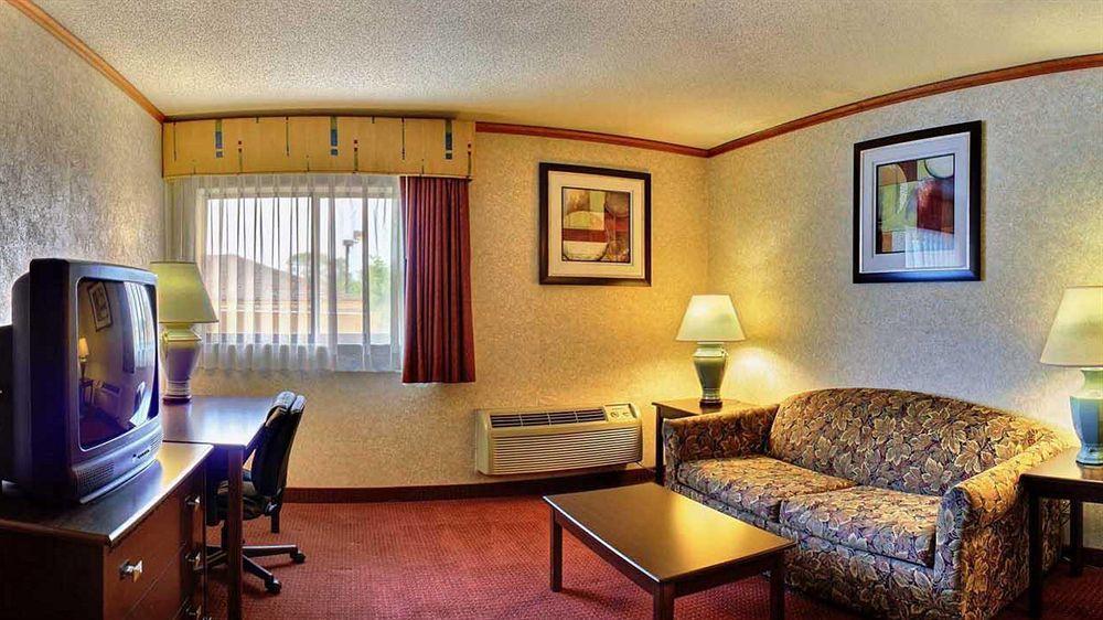 Days Inn & Suites By Wyndham Madison Heights Mi Екстериор снимка