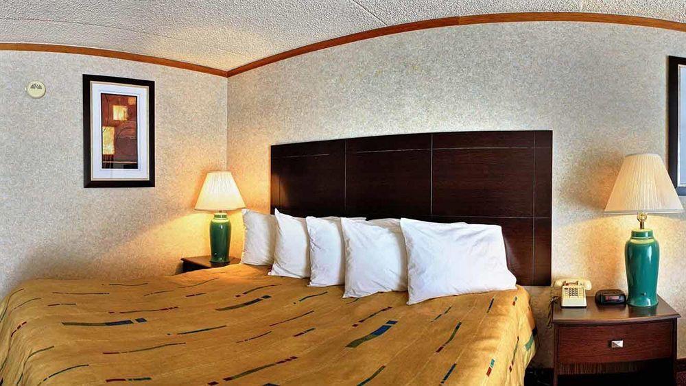 Days Inn & Suites By Wyndham Madison Heights Mi Екстериор снимка