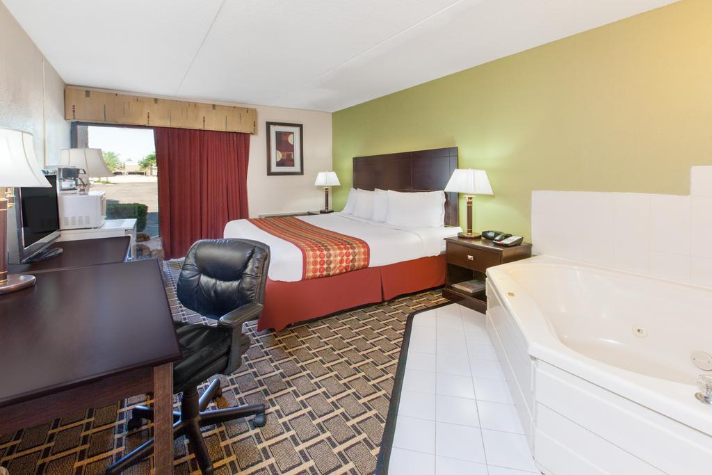 Days Inn & Suites By Wyndham Madison Heights Mi Екстериор снимка