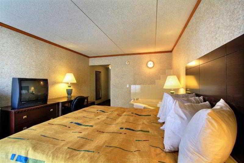 Days Inn & Suites By Wyndham Madison Heights Mi Екстериор снимка