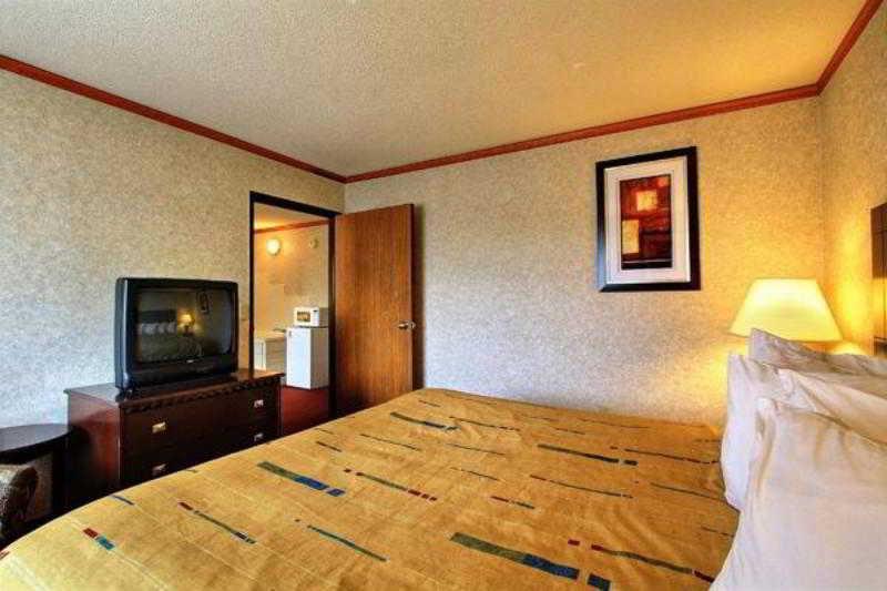 Days Inn & Suites By Wyndham Madison Heights Mi Екстериор снимка