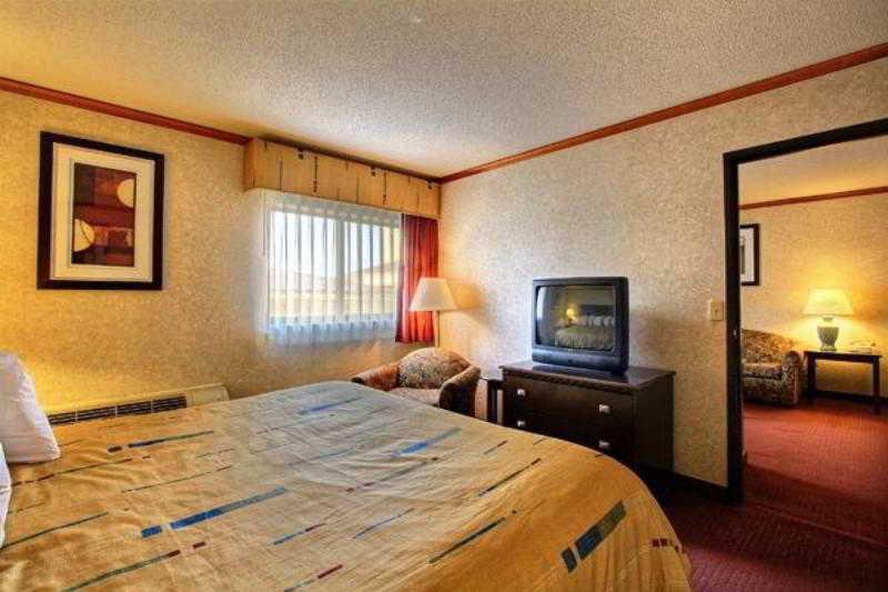 Days Inn & Suites By Wyndham Madison Heights Mi Екстериор снимка