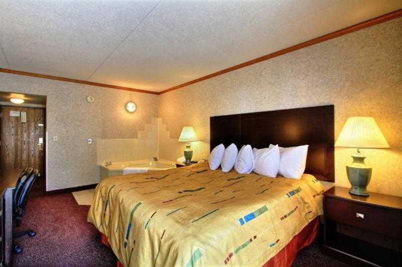 Days Inn & Suites By Wyndham Madison Heights Mi Екстериор снимка