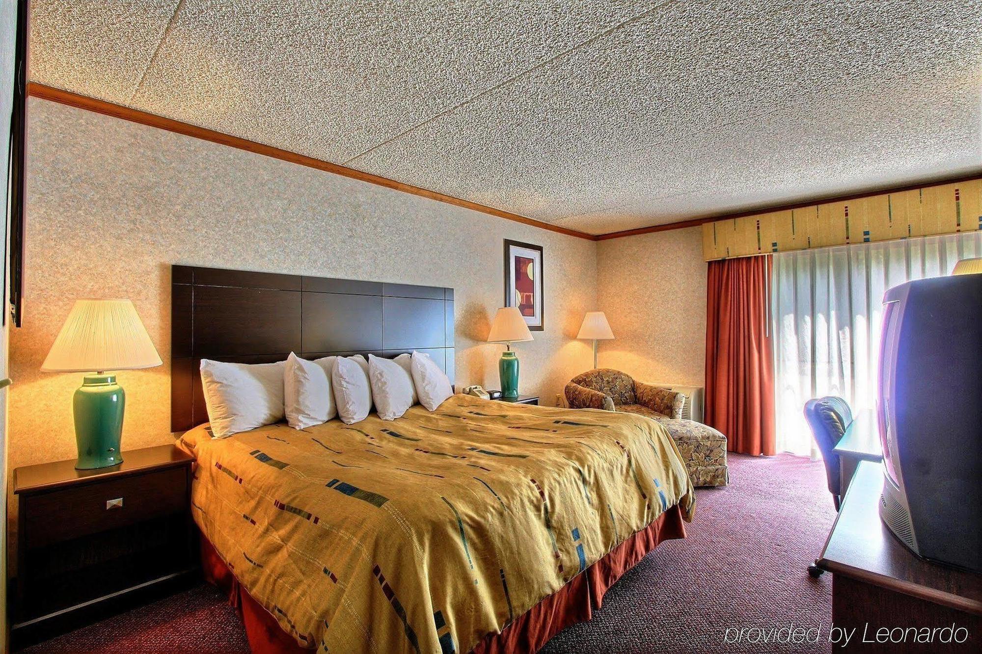 Days Inn & Suites By Wyndham Madison Heights Mi Екстериор снимка