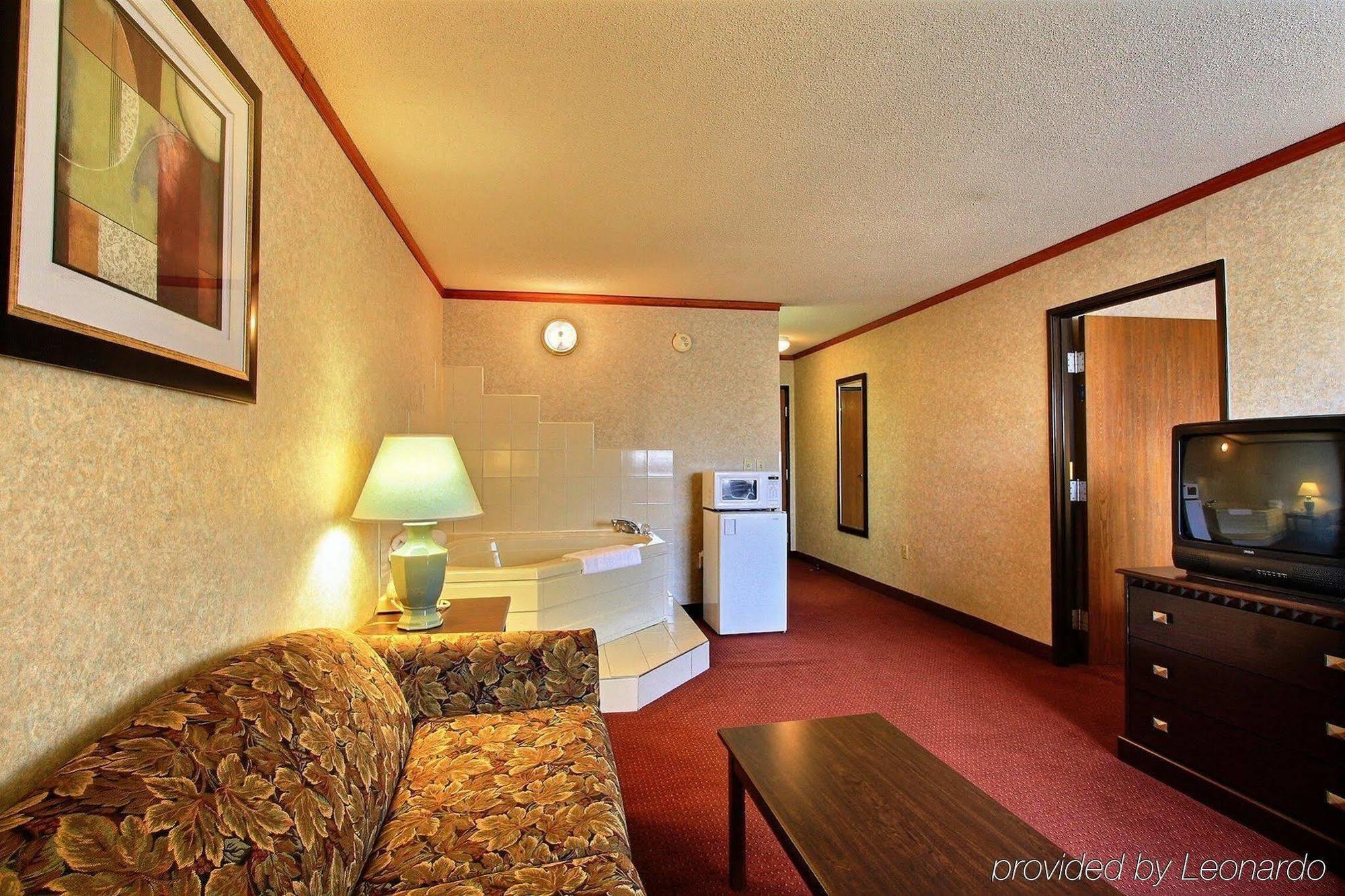 Days Inn & Suites By Wyndham Madison Heights Mi Екстериор снимка