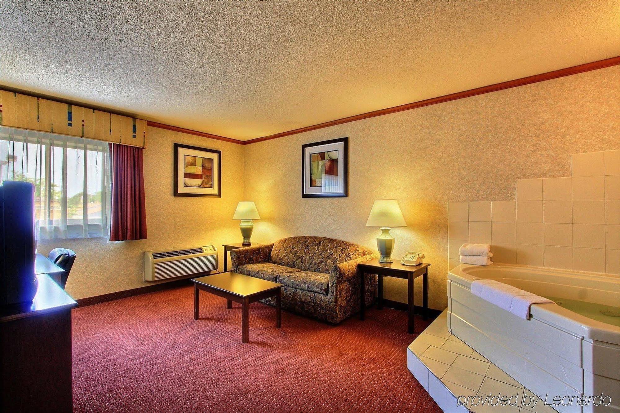 Days Inn & Suites By Wyndham Madison Heights Mi Екстериор снимка