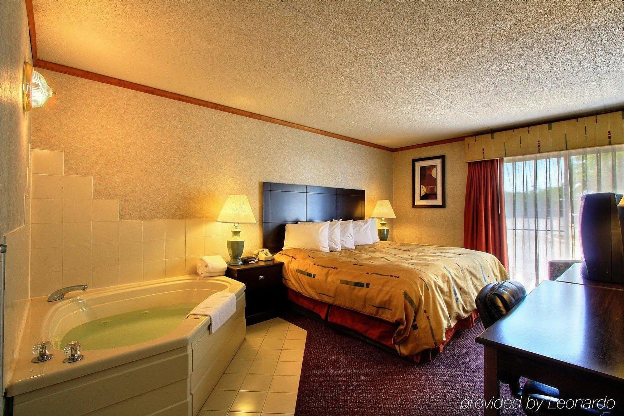 Days Inn & Suites By Wyndham Madison Heights Mi Екстериор снимка