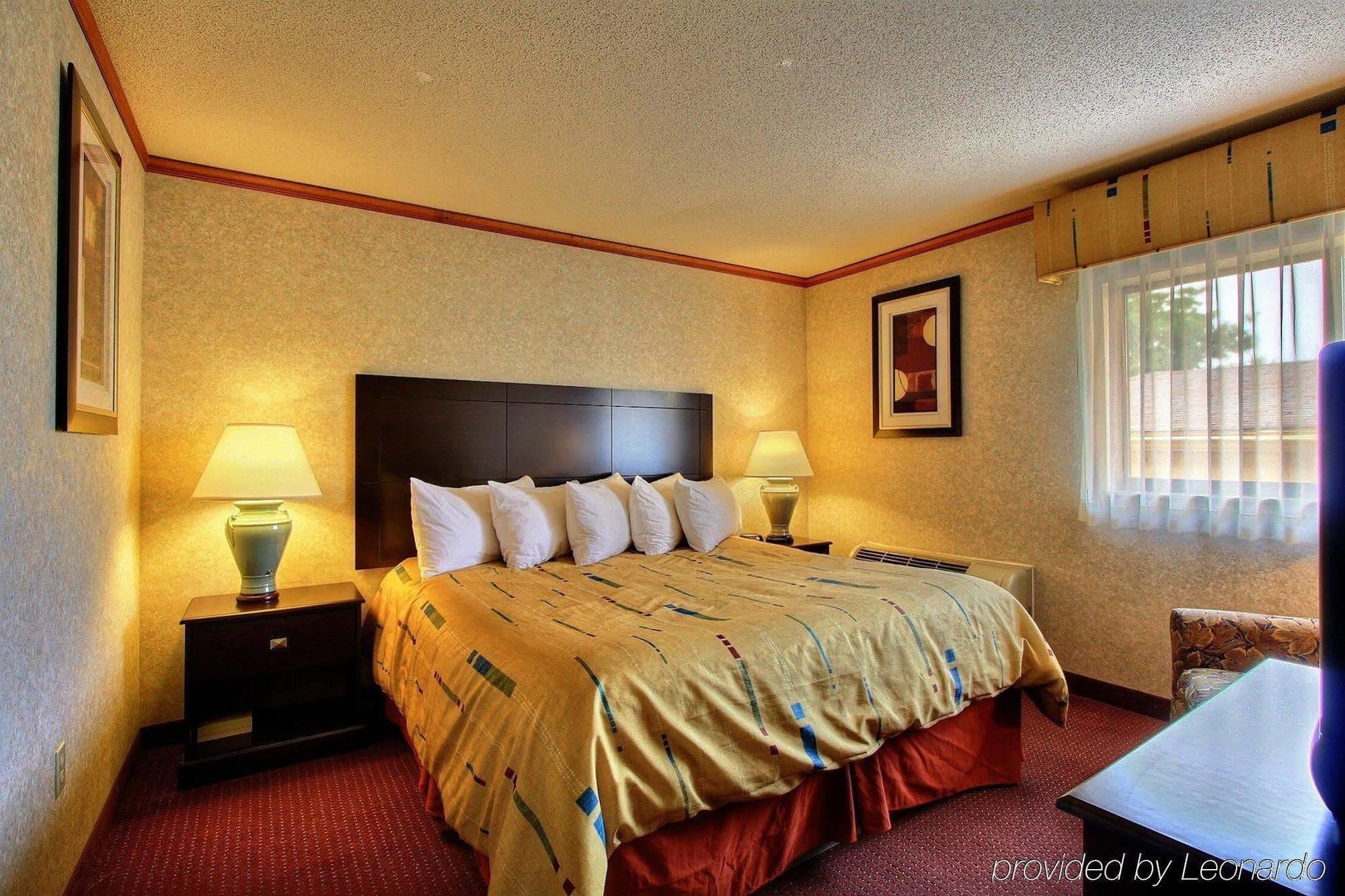 Days Inn & Suites By Wyndham Madison Heights Mi Стая снимка